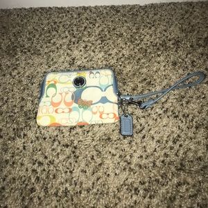 100% authentic COACH small wristlet. Used 1 time!